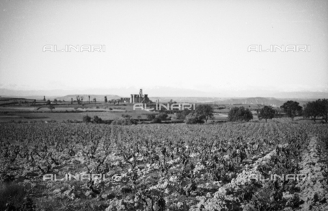 NVQ-S-000321-0089 - Spanish Civil War 1936-1939: Italian fascist soldiers pass through Jerez de la Frontera, Guadalajara, Almadrones, Navalpotro, Calamocha and Labastida to arrive in Santander. View with cultivated fields in the foreground and buildings in the background in Spain - Date of photography: 1937 - Alinari Archives, Florence
