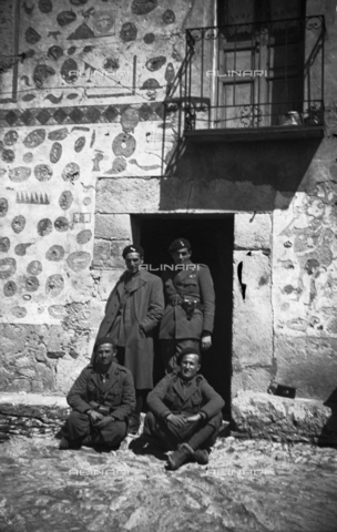 NVQ-S-000321-0098 - Spanish Civil War 1936-1939: Italian fascist soldiers pass through Jerez de la Frontera, Guadalajara, Almadrones, Navalpotro, Calamocha and Labastida to arrive in Santander. Four soldiers in front of a house in Spain - Date of photography: 1937 - Alinari Archives, Florence
