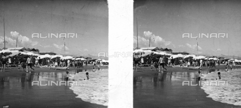 NVQ-S-001803-0003 - 15 August in Viareggio, stereoscopic photography - Date of photography: 15/08/1931 - Alinari Archives, Florence