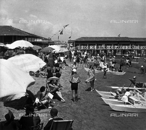 NVQ-S-001803-0005 - View of crowded lido beaches in Viareggio - Date of photography: 08/1931 - Alinari Archives, Florence