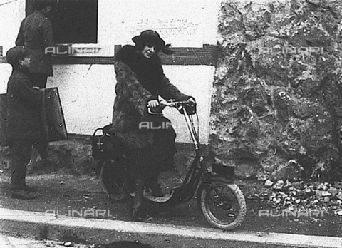 PAS-F-000022-0000 - L'immagine raffigura una signorina su motoscooter - Data dello scatto: 1920 - Istituto Luce/Gestione Archivi Alinari, Firenze