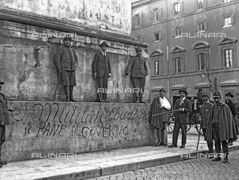 PAS-F-000223-0000 - Protesta dei mutilati in piazza Colonna a Roma - Data dello scatto: 20/12/1920 - Istituto Luce/Gestione Archivi Alinari, Firenze