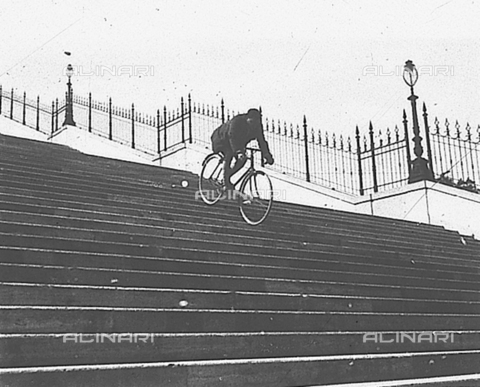 PAS-F-000323-0000 - Un uomo scende una scalinata a bordo di una bicicletta. - Data dello scatto: 1921 - Istituto Luce/Gestione Archivi Alinari, Firenze