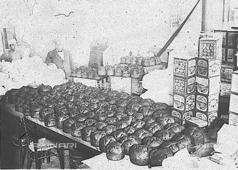 PAS-F-000564-0000 - Industria dolciaria "Gentilini", reparto confezionamento panettoni. - Data dello scatto: 1921 - Istituto Luce/Gestione Archivi Alinari, Firenze