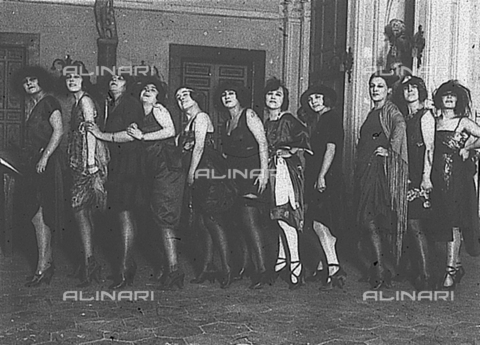 PAS-F-000568-0000 - Gruppo di ragazze in posa una dietro l'altra in abiti da ballo. - Data dello scatto: 1921 - Istituto Luce/Gestione Archivi Alinari, Firenze
