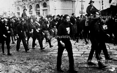 PAS-F-000881-0000 - Mussolini e altre personalità fasciste marciano a Napoli fra le camicie nere - Data dello scatto: 24/10/1922 - Istituto Luce/Gestione Archivi Alinari, Firenze