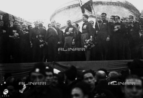 PAS-F-000886-0000 - Mussolini sul palco con De Vecchi e Balbo in occasione della Adunata fascista a Napoli - Data dello scatto: 24/10/1922 - Istituto Luce/Gestione Archivi Alinari, Firenze