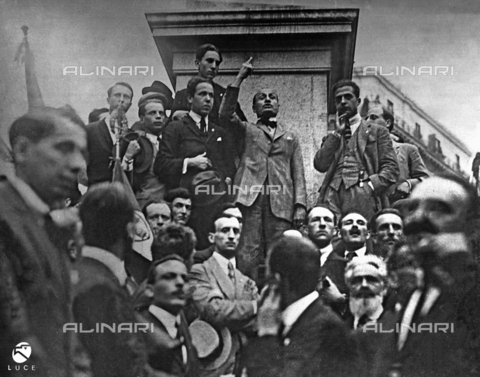 PAS-F-000889-0000 - Benito Mussolini arringa la folla durante un comizio fascista a Napoli - Data dello scatto: 1920 - Istituto Luce/Gestione Archivi Alinari, Firenze