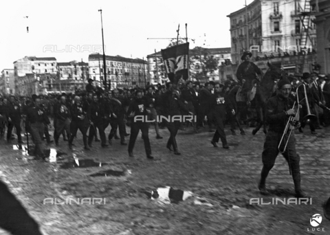 PAS-F-000904-0000 - Un gruppo di camicie nere in marcia per le vie centrali di Napoli - Data dello scatto: 24/10/1922 - Istituto Luce/Gestione Archivi Alinari, Firenze