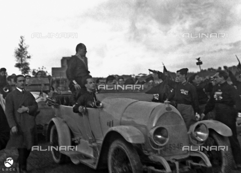 PAS-F-000909-0000 - Benito Mussolini in piedi su un'automobile, accolto a Napoli da un gruppo di Fascisti - Data dello scatto: 24/10/1922 - Istituto Luce/Gestione Archivi Alinari, Firenze