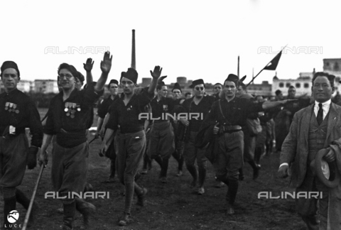 PAS-F-000911-0000 - Un gruppo di fascisti in camicia nera che sfilano in un campo sportivo di Napoli - Data dello scatto: 24/10/1922 - Istituto Luce/Gestione Archivi Alinari, Firenze