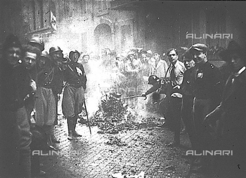 PAS-F-000944-0000 - Gruppo di fascisti intorno ad un rogo in una via di Roma posano per il fotografo. - Data dello scatto: 1922 - Istituto Luce/Gestione Archivi Alinari, Firenze