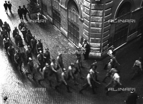 PAS-F-000954-0000 - Marcia su Roma: fascisti in divisa militare - Data dello scatto: 28/10/1922 - Istituto Luce/Gestione Archivi Alinari, Firenze