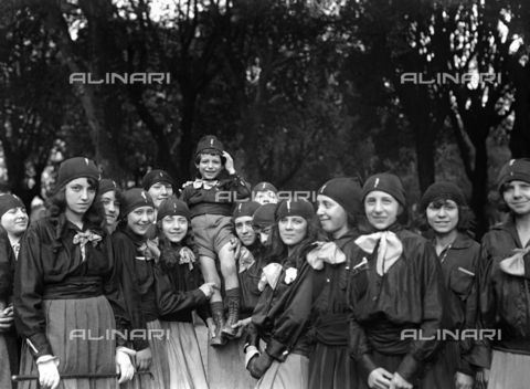 PAS-F-001192-0000 - Adunata di giovani fasciste in piazza di Siena a Villa Borghese, Roma - Data dello scatto: 15/04/1923 - Istituto Luce/Gestione Archivi Alinari, Firenze