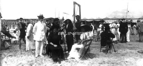 PCA-F-000005-0000 - A group of people at a swimming establishment in Viareggio - Date of photography: 1914 ca. - Alinari Archives, Florence