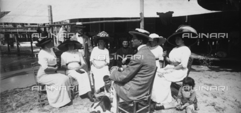 PCA-F-000006-0000 - Group photo on the beach in Viareggio - Date of photography: 1914 ca. - Alinari Archives, Florence