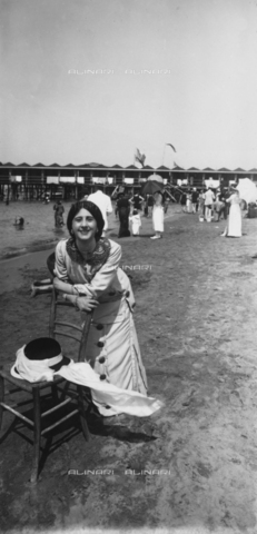 PCA-F-000010-0000 - A female swimmer on the beach in Viareggio - Date of photography: 1914 ca. - Alinari Archives, Florence