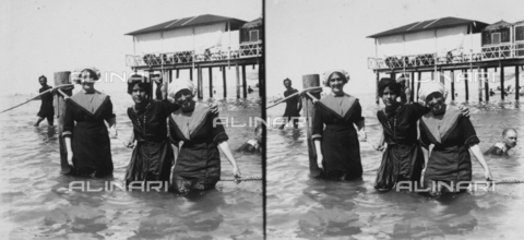 PCA-F-000014-0000 - Stereoscopia raffigurante delle ragazze mentre fanno il bagno - Data dello scatto: 1914 ca. - Archivi Alinari, Firenze