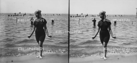 PCA-F-000016-0000 - Stereophoto picturing a girl in a bathing suit - Date of photography: 1914 ca. - Alinari Archives, Florence
