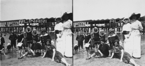 PCA-F-000017-0000 - Stereoscopic view of swimmers on the beach in Viareggio - Date of photography: 1914 ca. - Alinari Archives, Florence