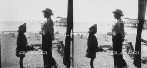 PCA-F-000024-0000 - Stereoscopic view of two female silhouettes on the beach in Viareggio - Date of photography: 1914 ca. - Alinari Archives, Florence