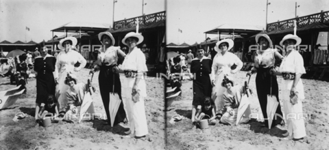 PCA-F-000028-0000 - Stereoscopic view of swimmers on the beach, Viareggio - Date of photography: 1914 ca. - Alinari Archives, Florence