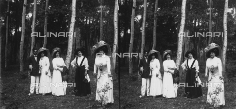 PCA-F-000029-0000 - Stereoscopia raffigurante un gruppo di persone in pineta - Data dello scatto: 1914 ca. - Archivi Alinari, Firenze