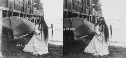 PCA-F-000034-0000 - Stereoscopia raffigurante una giovane dalla lunga capigliatura sulla spiaggia di Viareggio - Data dello scatto: 1914 ca. - Archivi Alinari, Firenze