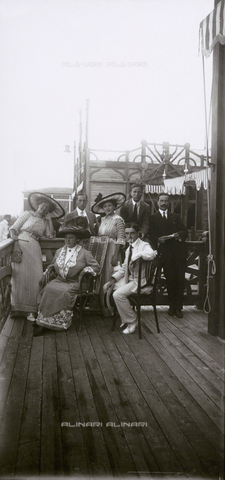 PCA-F-000045-0000 - Group photo at a swimming establishment - Date of photography: 1914 ca. - Alinari Archives, Florence