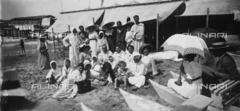 PCA-F-000059-0000 - Gruppo di bagnanti sulla spiaggia di Viareggio - Data dello scatto: 1914 ca. - Archivi Alinari, Firenze