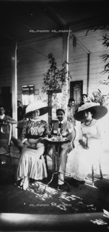 PCA-F-000062-0000 - Having coffee in Bagno Nettuno - Date of photography: 1914 - Alinari Archives, Florence
