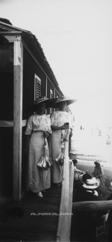 PCA-F-000071-0000 - Due ragazze in uno stabilimento balneare a Viareggio - Data dello scatto: 1914 ca. - Archivi Alinari, Firenze