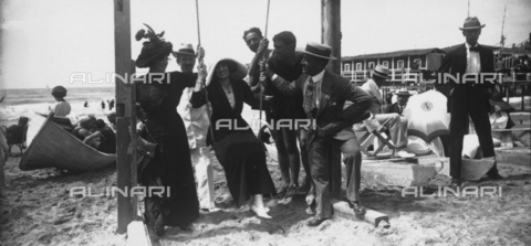 PCA-F-000072-0000 - Foto di gruppo in uno stabilimento balneare a Viareggio - Data dello scatto: 1914 ca. - Archivi Alinari, Firenze
