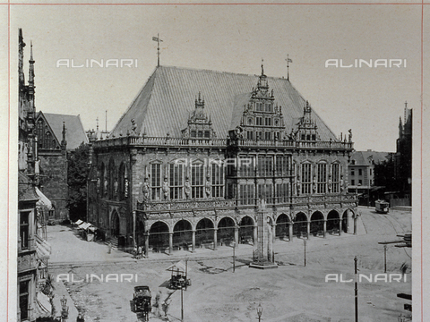 PDC-A-004597-0002 - The Town Hall of Bremen with a view of the square in front and the imposing statue of 'Roland', the knight Orlando, in the center, erected as a symbol of the struggle between the bourgeoisie and the clergy - Date of photography: 1898 - Alinari Archives, Florence