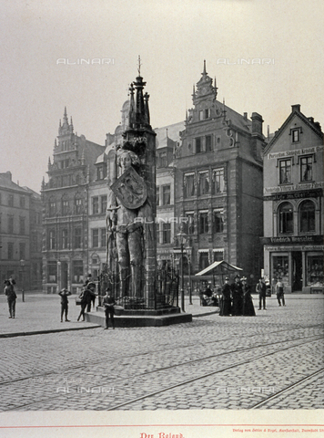 PDC-A-004597-0005 - Marktplatz or the Market Square in Bremen. In the foreground the imposing statue of Roland, the knight Orlando, with the sword of justice and the shield with the imperial eagle - Date of photography: 1898 - Alinari Archives, Florence