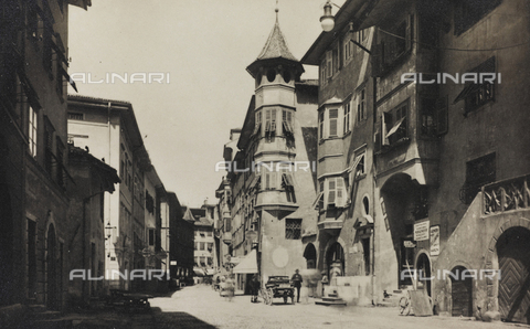 PDC-A-004613-0048 - Via degli Argentieri in Bolzano - Date of photography: 1920 ca. - Alinari Archives, Florence