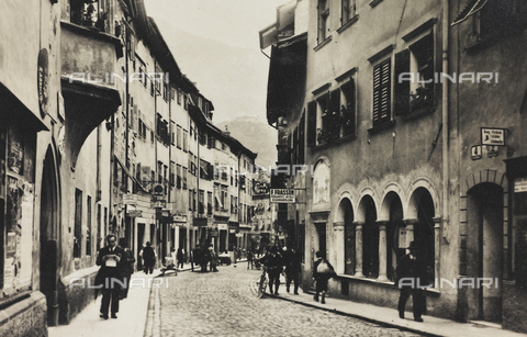 PDC-A-004613-0050 - Via dei Bottai in Bolzano - Date of photography: 1920 ca. - Alinari Archives, Florence