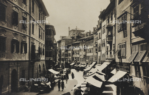 PDC-A-004613-0052 - Herb Square in Bolzano - Date of photography: 1920 ca. - Alinari Archives, Florence