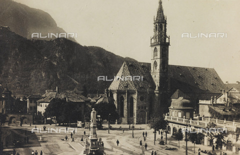 PDC-A-004613-0058 - The Cathedral at Walther Square in Bolzano - Date of photography: 1920 ca. - Alinari Archives, Florence