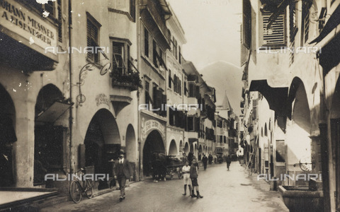 PDC-A-004613-0078 - Portici street - Date of photography: 1920 ca. - Alinari Archives, Florence