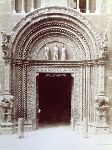 PDC-F-000128-0000 - Round-arch portal with column-bearing lions and three religious figures in the lunette. View of the main portal of the Palazzo Municipale in Perugia, Italy - Date of photography: 1880-1900 - Alinari Archives, Florence
