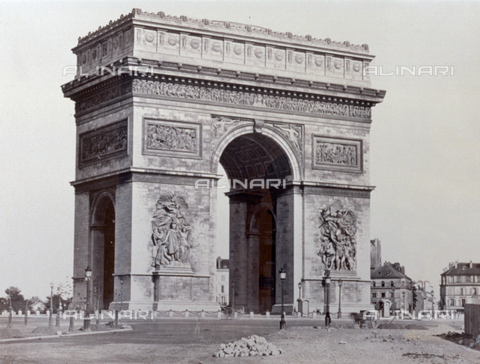 PDC-F-000253-0000 - Perspective view of the Arc de Triomphe in Paris, with renovation work going on in the square - Date of photography: 1855-1865 - Alinari Archives, Florence
