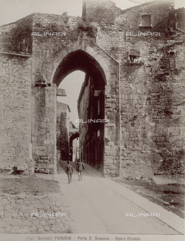 PDC-F-000355-0000 - The Arc of S. Luca (gate of Santa Susanna or Trasimeno) in the walls of Perugia. Two figures wearing hats and seen from the back are crossing through. A glimpse can be had of the road on the other side flanked by buildings - Date of photography: 1880-1900 - Alinari Archives, Florence