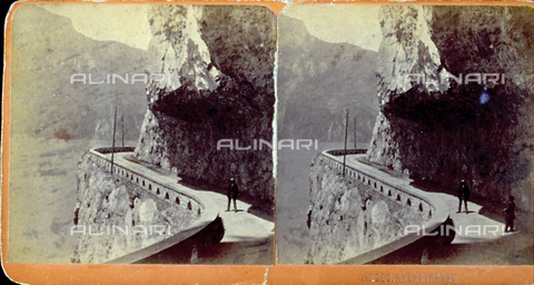 PDC-F-000421-0000 - Two men can be seen on a road with sheer drop to a lake - Date of photography: 1855-1875 ca. - Alinari Archives, Florence