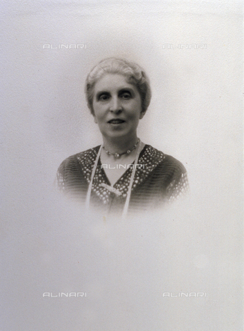 PDC-F-000601-0000 - Half-length portrait of a lady, looking at the camera and smiling. She is wearing an ostentatious necklace and a broach at her neckline. - Date of photography: 1920-1930 - Alinari Archives, Florence