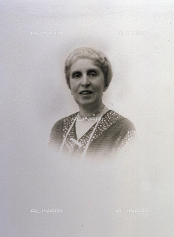 PDC-F-000602-0000 - Ritratto di signora a mezzobusto dal volto sorridente con sguardo verso la camera - Data dello scatto: 1920-1930 - Archivi Alinari, Firenze