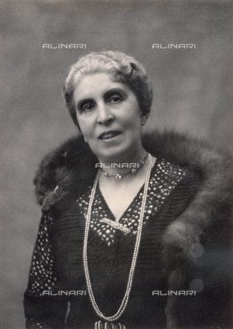 PDC-F-000605-0000 - Half-length portrait of an elegant lady wearing a dark dress with a fox stole on her shoulders, necklace and broach. - Date of photography: 1920-1930 - Alinari Archives, Florence