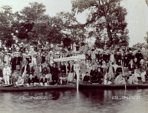 PDC-F-001143-0000 - Large group of spectators watching a regatta along the banks of the Thames - Date of photography: 1880-1900 ca. - Alinari Archives, Florence