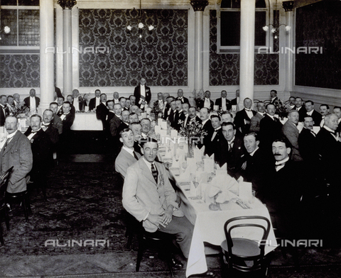 PDC-F-001346-0000 - Group of soldiers in civilian clothes sitting at a table during a social dinner - Date of photography: 1920-1930 ca. - Alinari Archives, Florence
