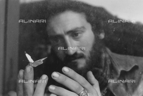 PDC-F-005370-0000 - "Uomo con farfalla" (Man with butterfly) - Date of photography: 1970 ca. - Alinari Archives, Florence
